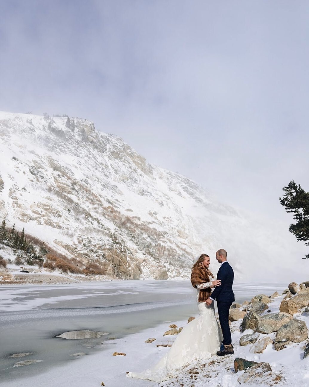 ❄️ We love a good snowy day ❄️ 

Do you love the snow or are you waiting for that summer sun to return?

Photographer | @jmgantphotography 
Videographer | @aflatis 
Reception Venue | @northstargatherings 
Entertainment | Dueling Pianos Roadshow
Cater